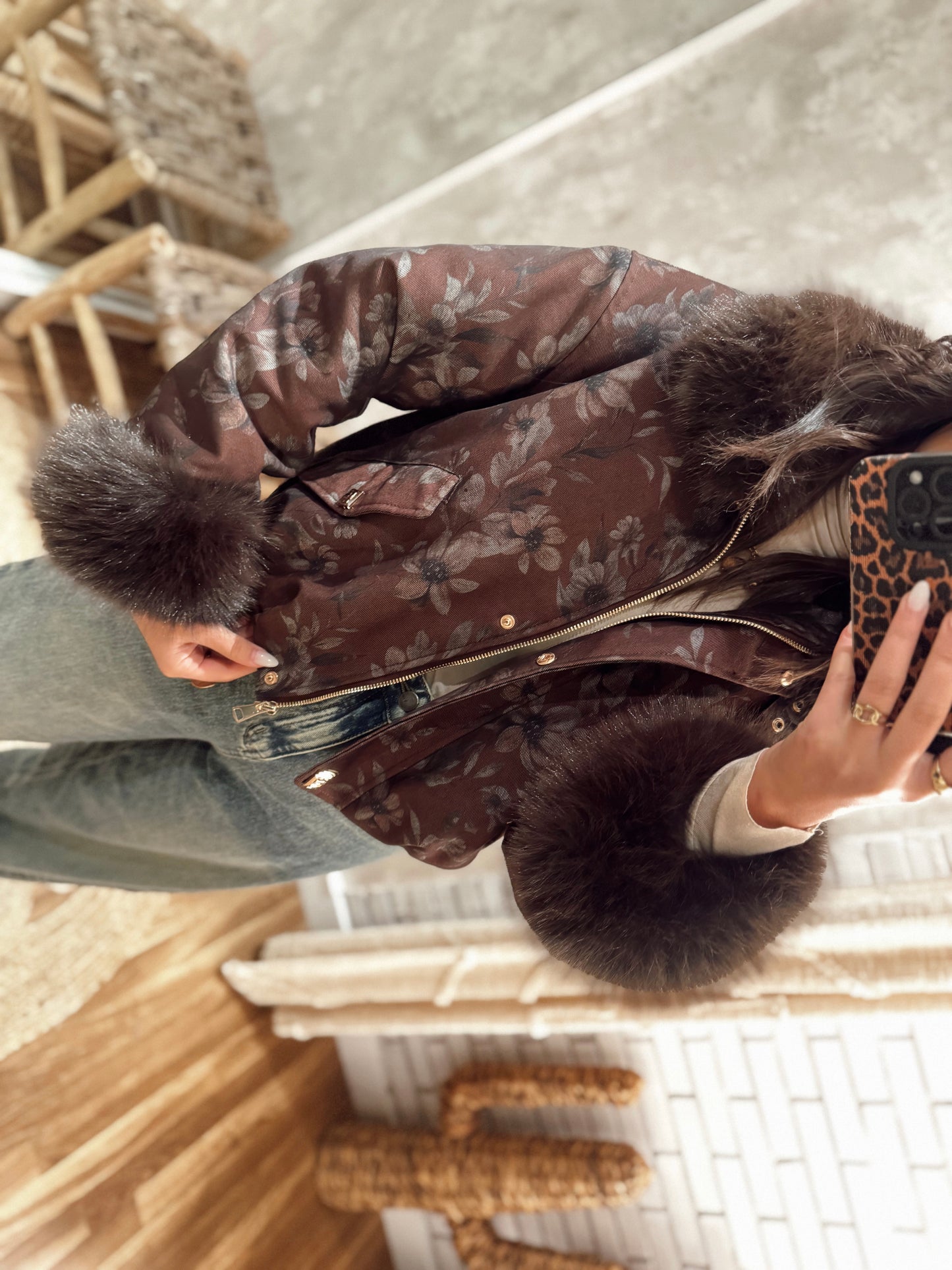 Blusão estilo bomber com padrão floral