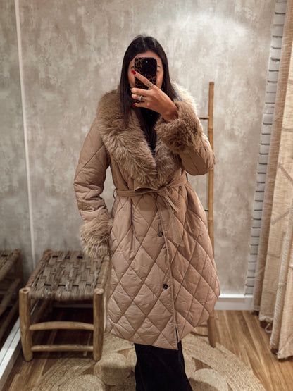 Quispo acolchoado impermeável c/ pêlo removível