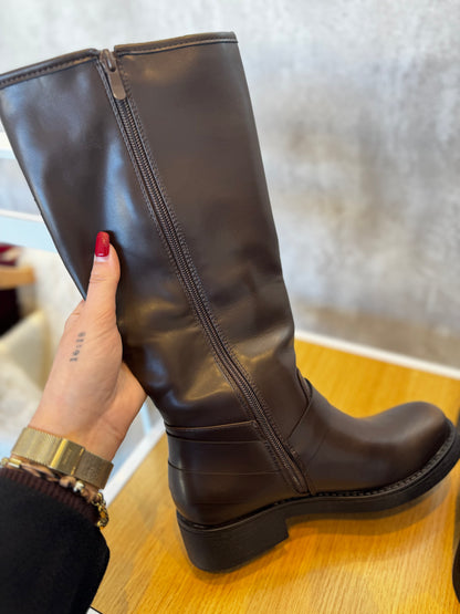 Botas altas de piel sintética con detalle de hebilla metálica