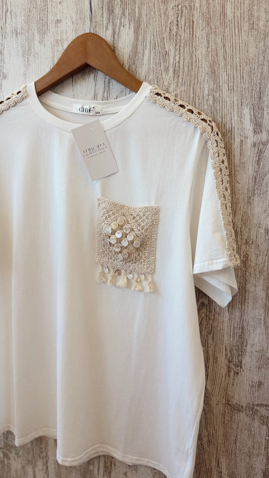 T-Shirt em Algodão com Detalhes em Crochê