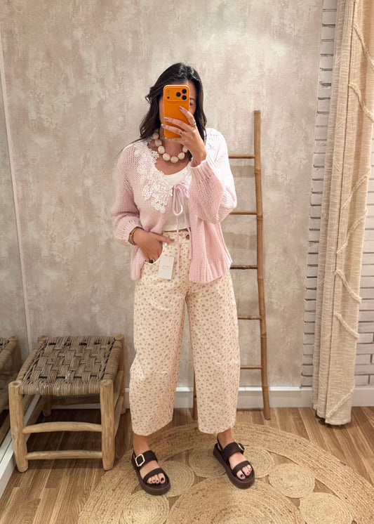 Jeans modelo mom fit c/padrão floral delicado - Rosa