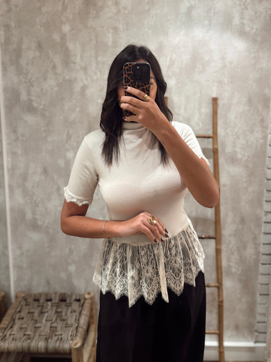 T-shirt em malha suave c/ detalhe de renda