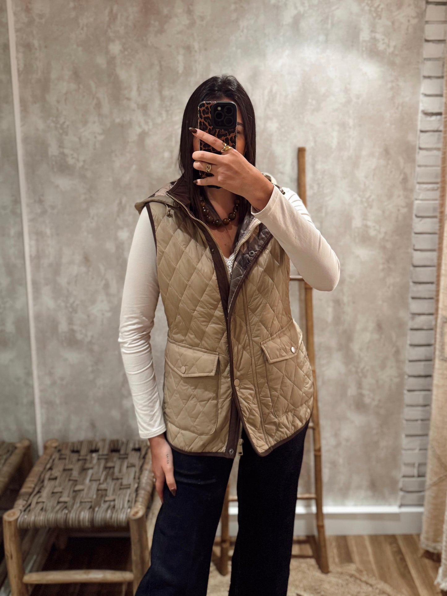 Colete acolchoado em tecido impermeável- bege