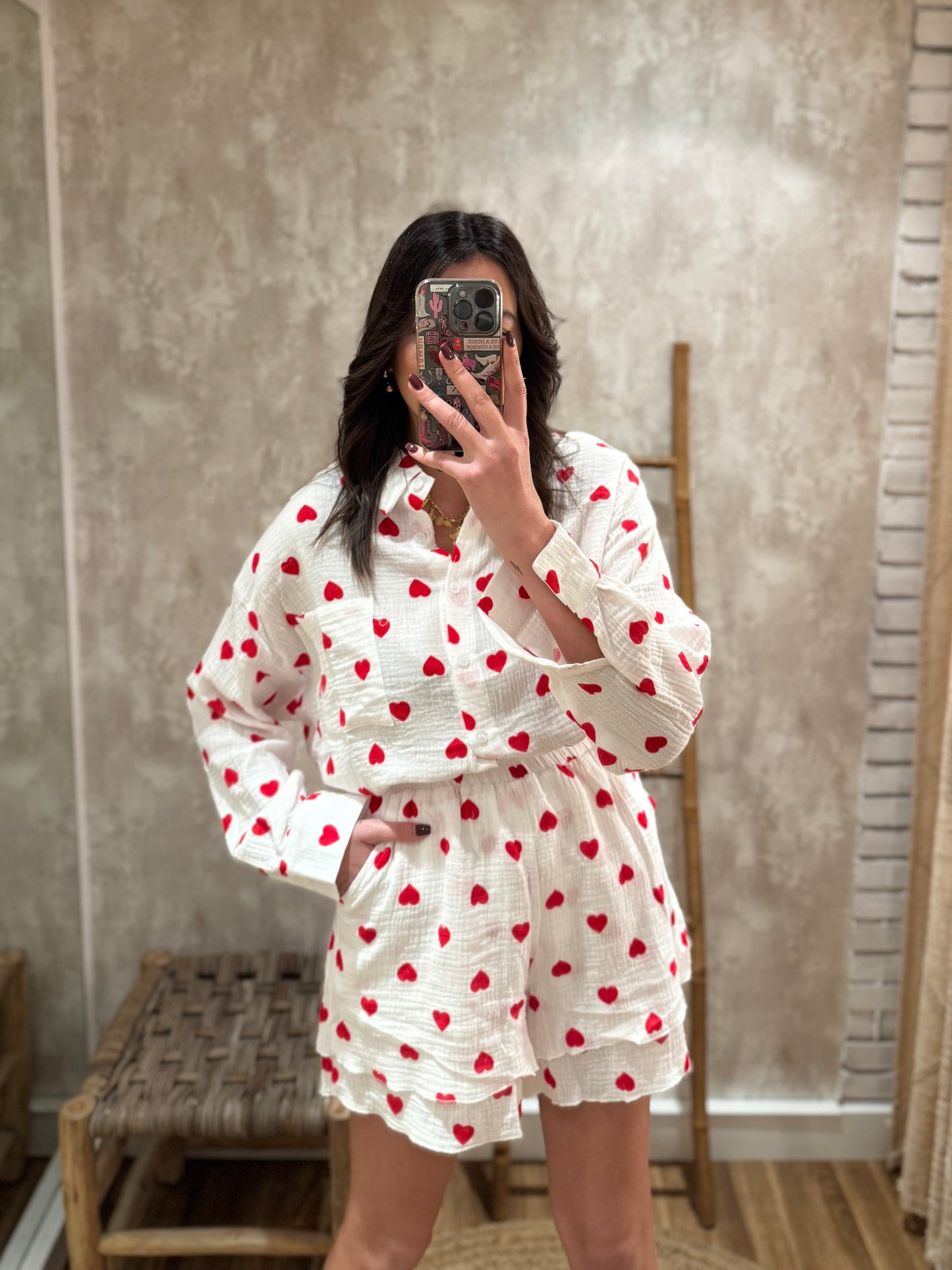 Conjunto de camisa y pantalón corto con corazones