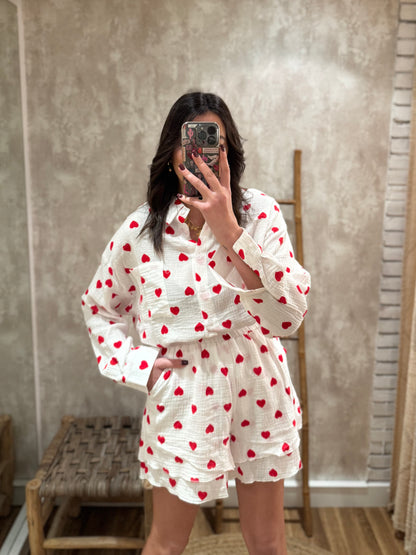 Conjunto de camisa y pantalón corto con corazones