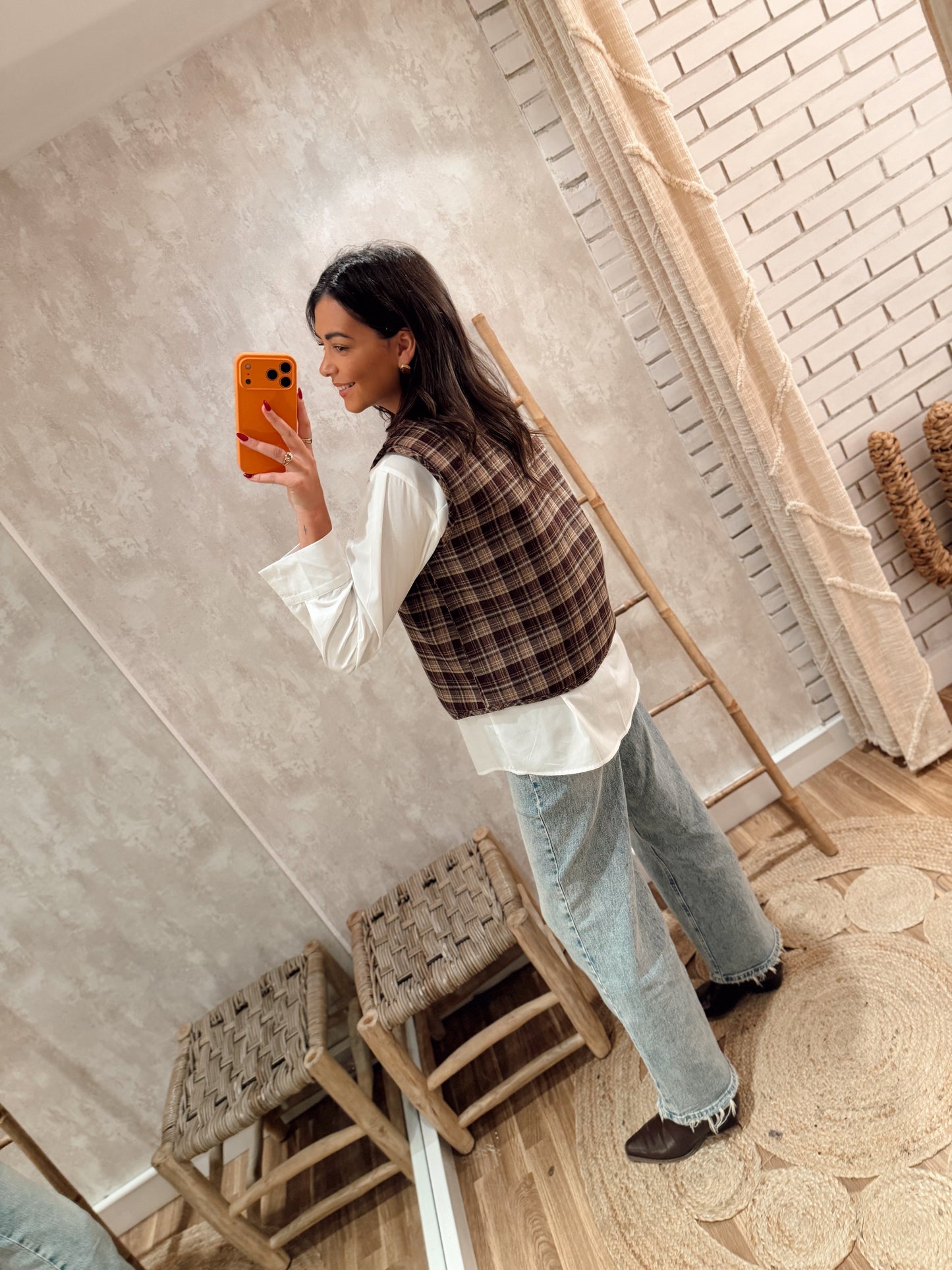 Colete Reversível em Tons Neutros com Padrão aos Quadrados