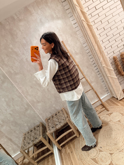 Colete Reversível em Tons Neutros com Padrão aos Quadrados