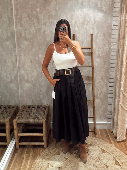 Falda midi en tejido estilo gabardina con cinturón
