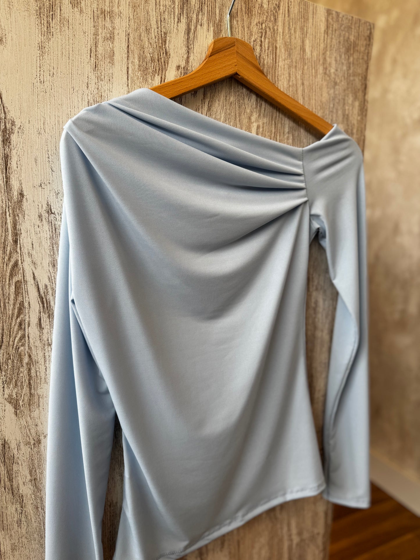 Blusa em licra assimétrica