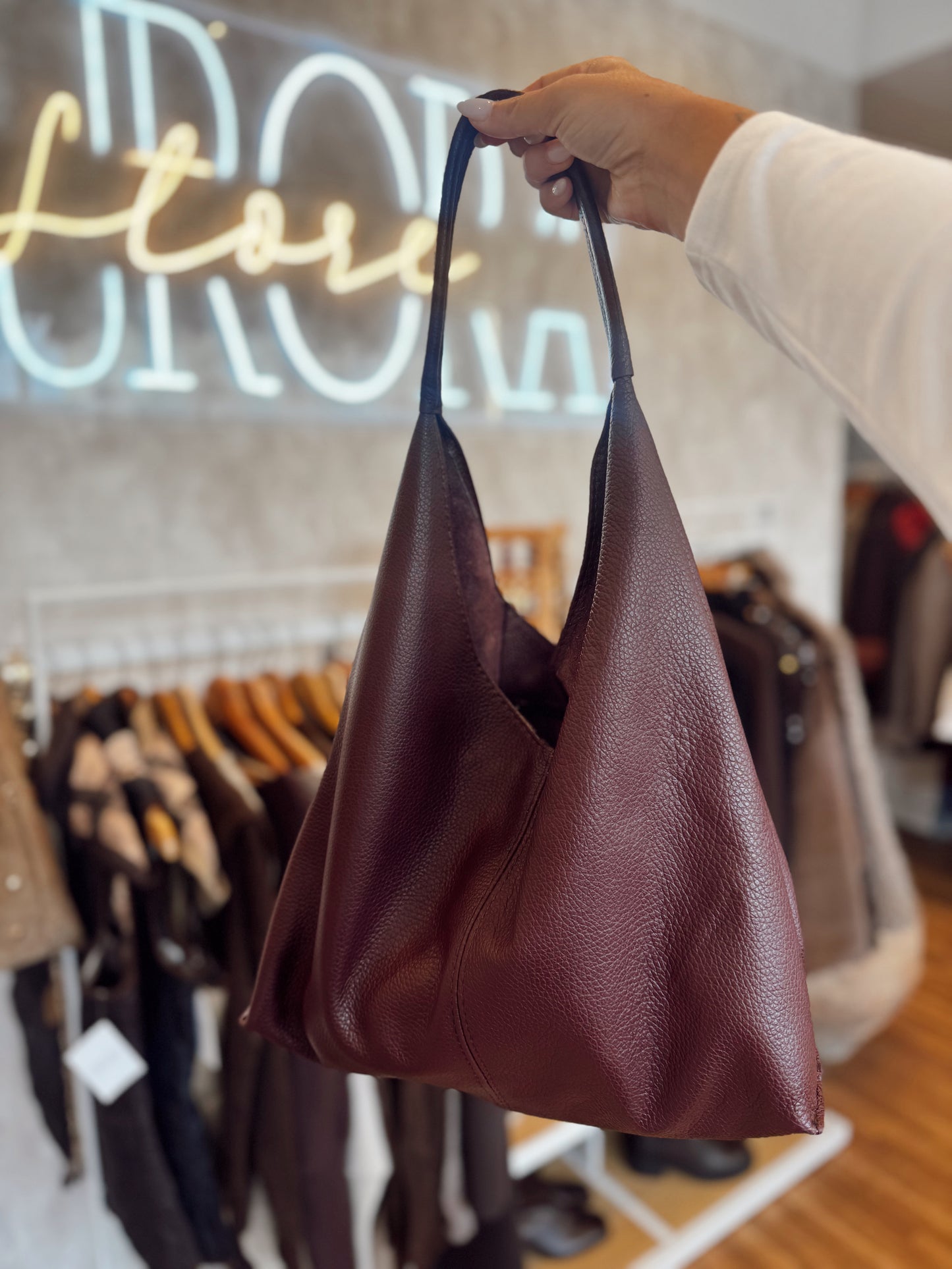 Malas em pele com formato de saco ao ombro