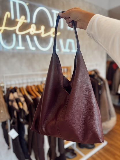 Malas em pele com formato de saco ao ombro