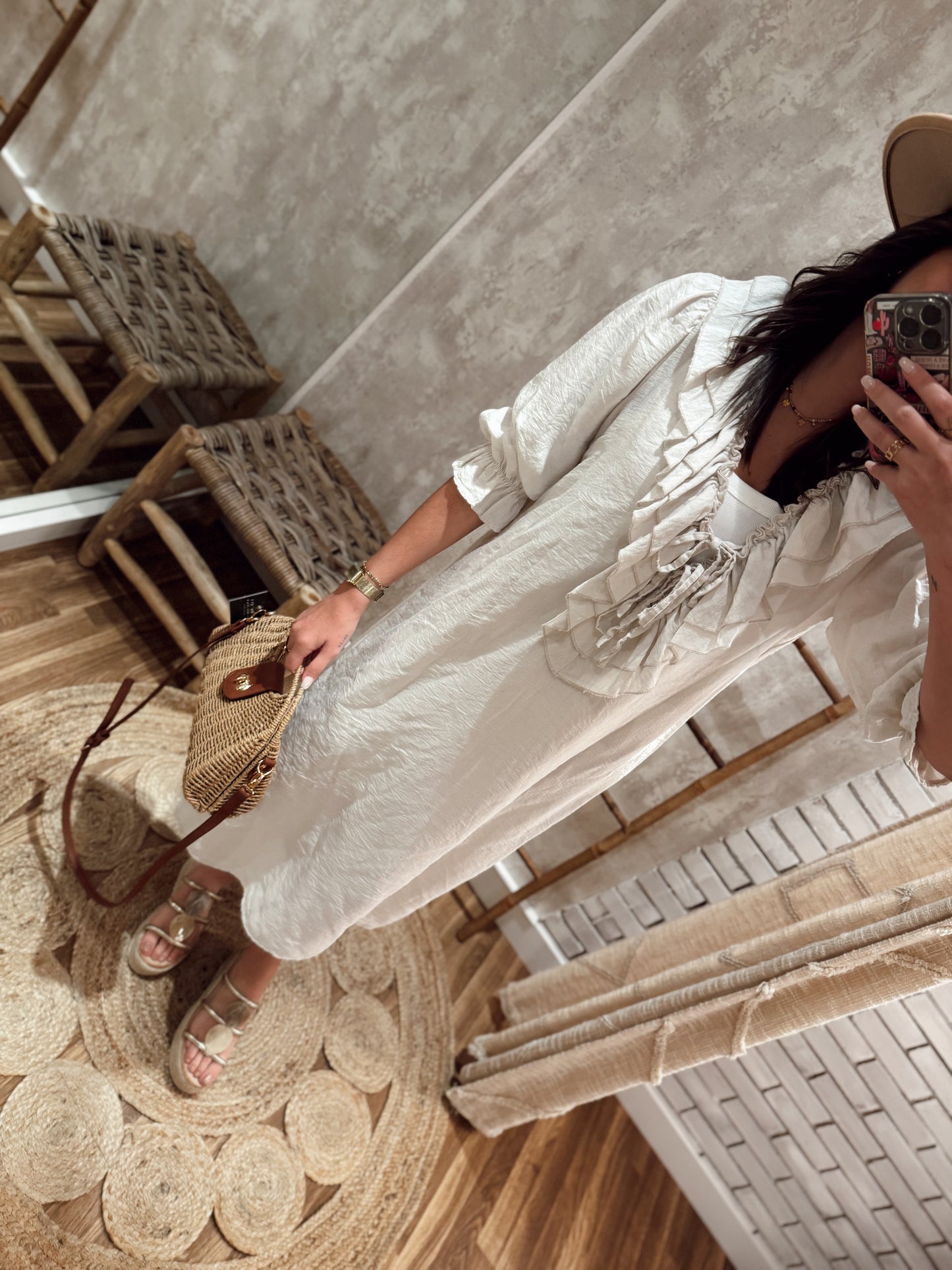 Vestido con volantes en el escote