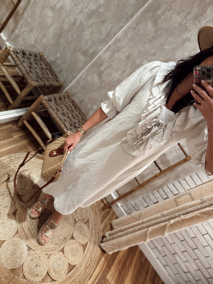 Vestido con volantes en el escote