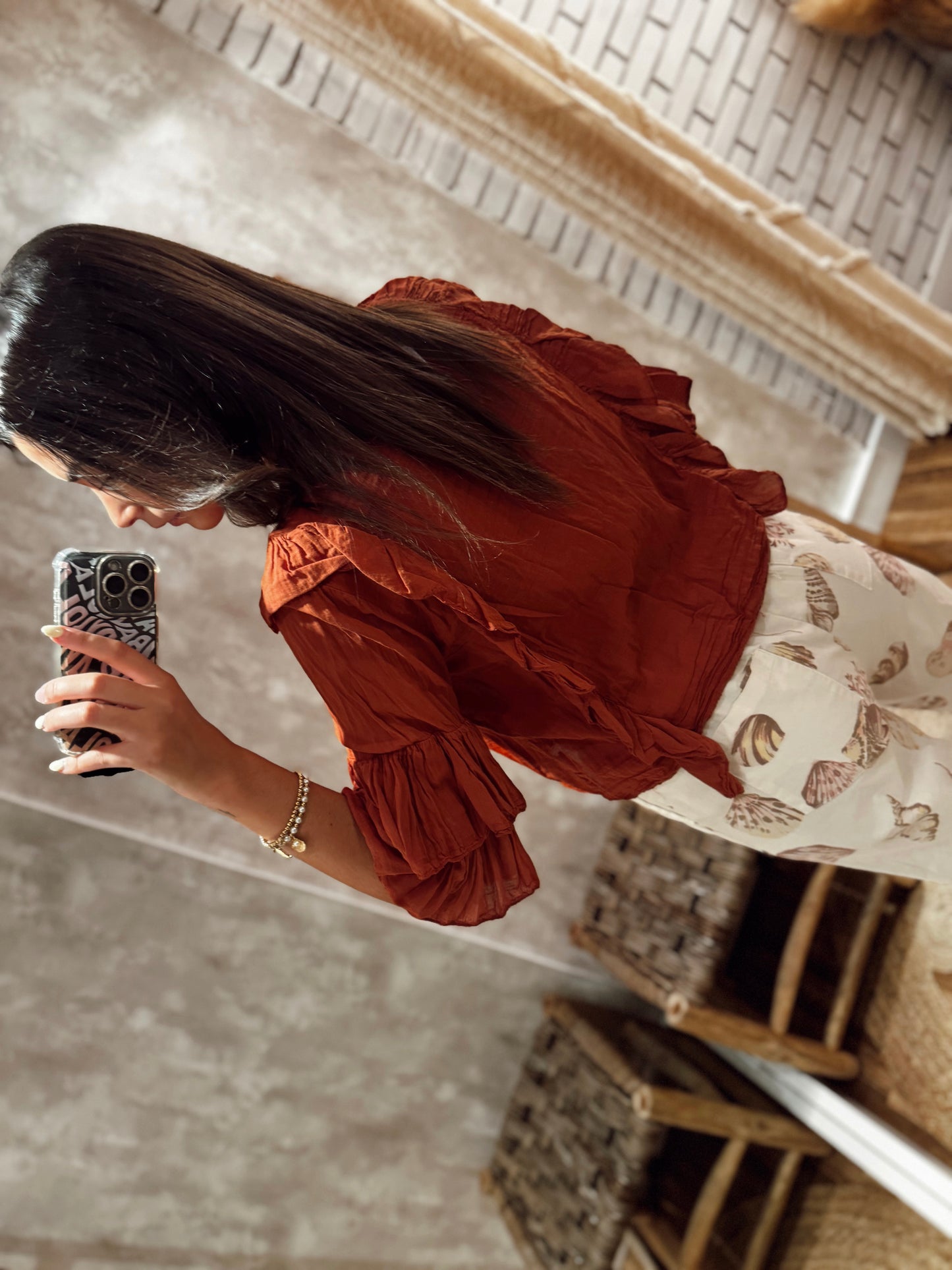 Blusa c/atilhos e folhos