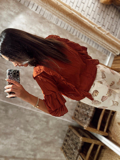 Blusa c/atilhos e folhos