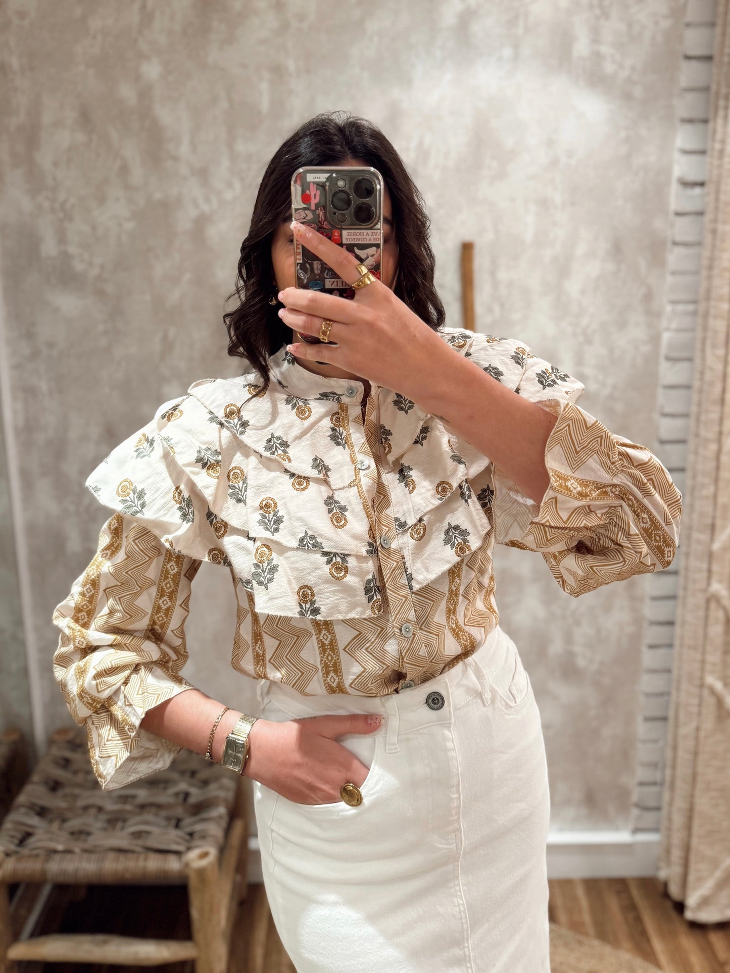 Camisa ligera con estampado floral étnico y detalle de volante ancho en el pecho y los hombros.