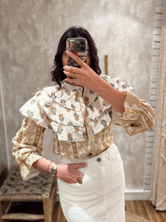 Camiseiro leve com padrão étnico floral e detalhe de folho largo na zona do peito e ombros