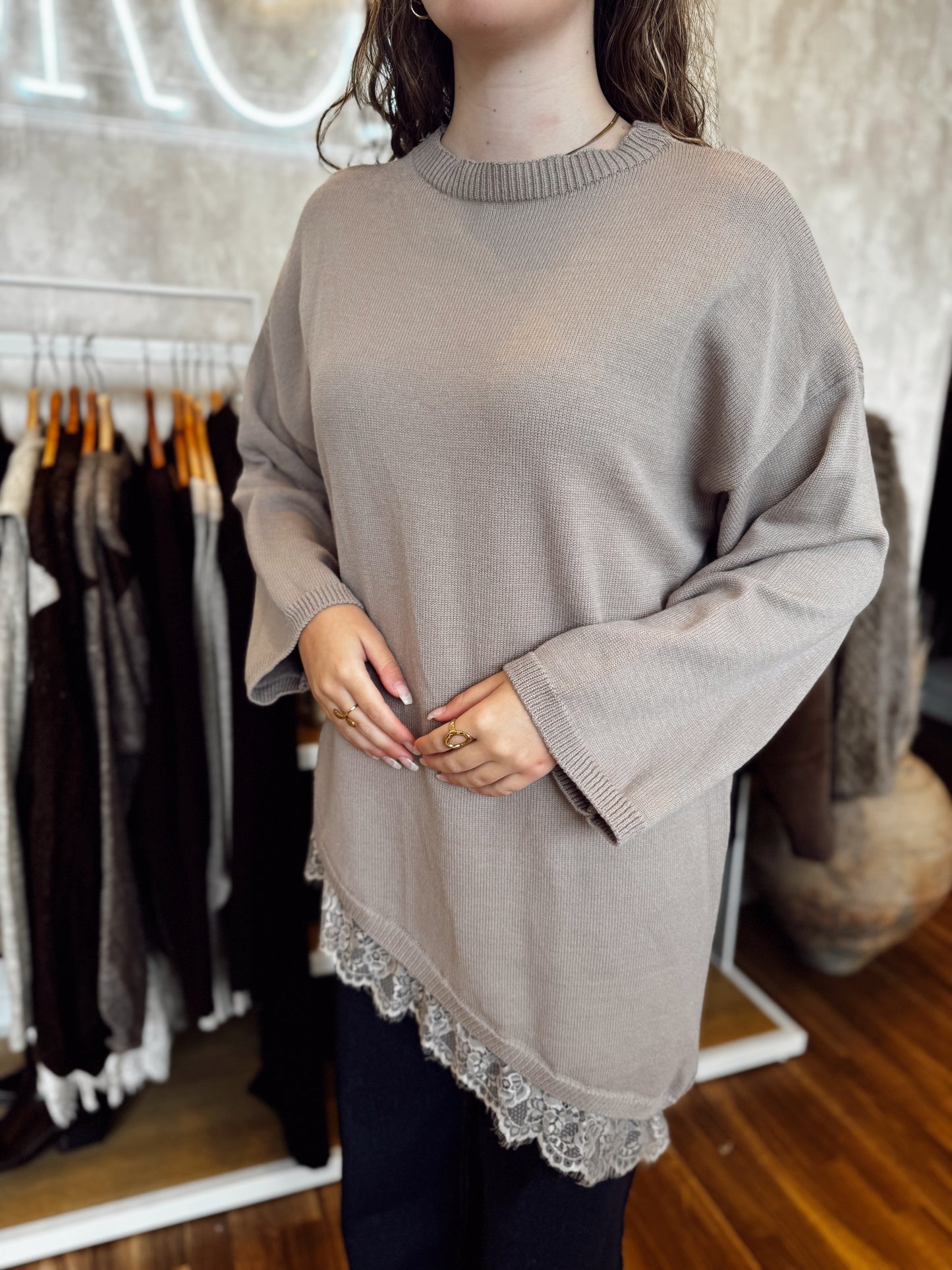 Camisola de malha assimétrica com detalhe em renda