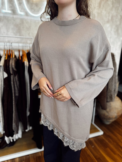 Camisola de malha assimétrica com detalhe em renda