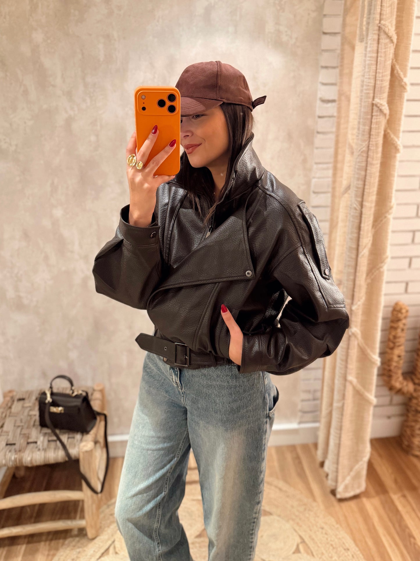 Casaco em napa castanho escuro cardado c/gola em pêlo removível