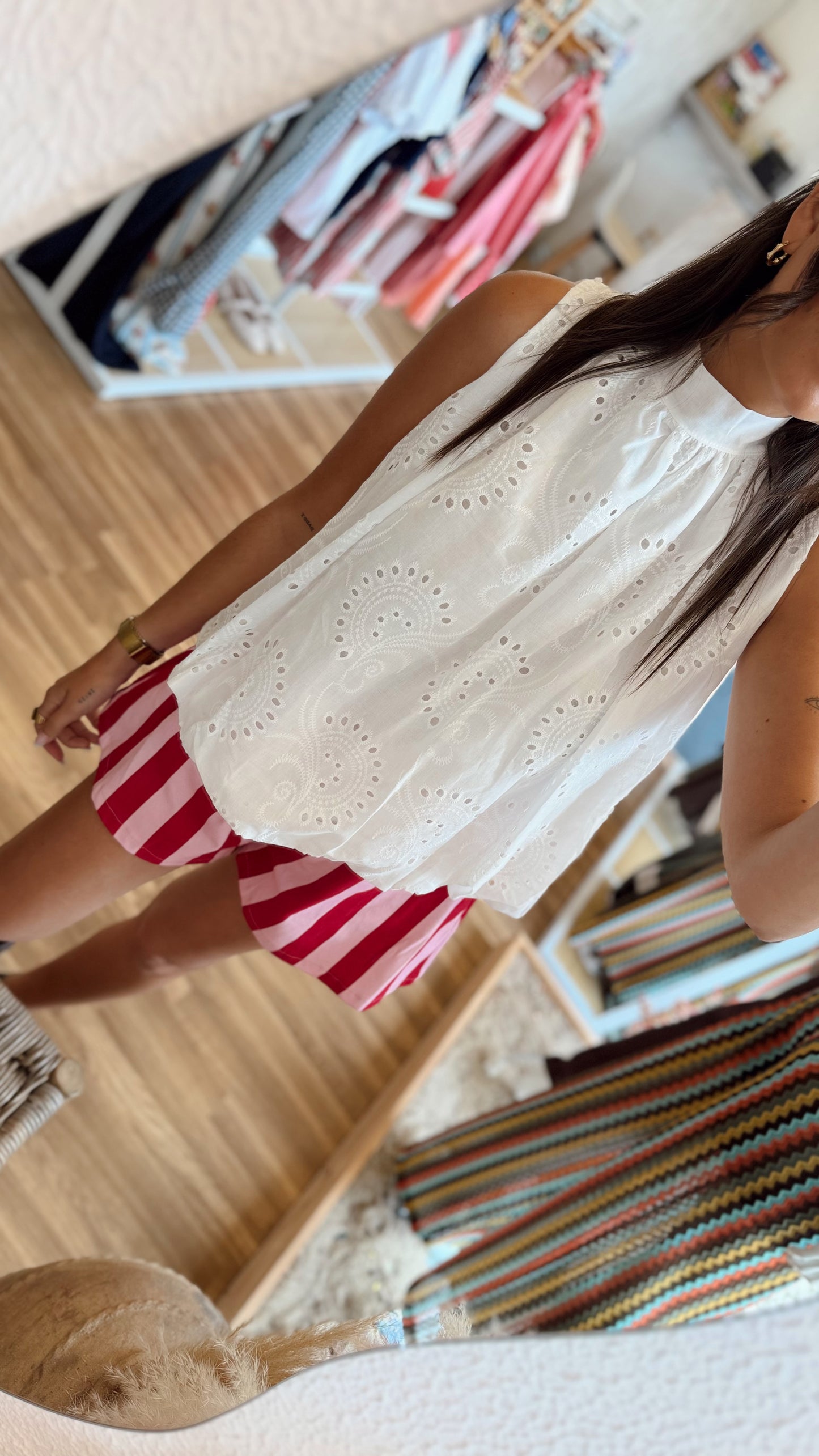 Top c/Bordado inglês Halter com Costas Abertas