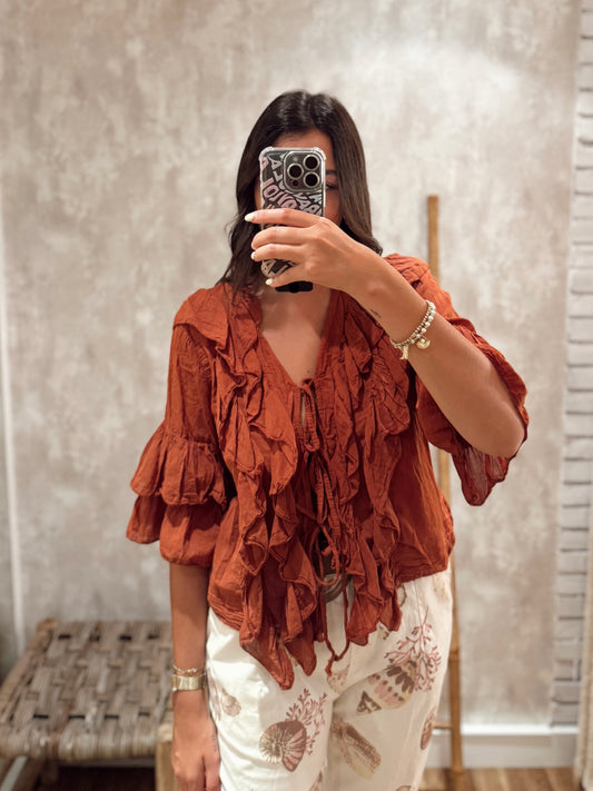 Blusa c/atilhos e folhos