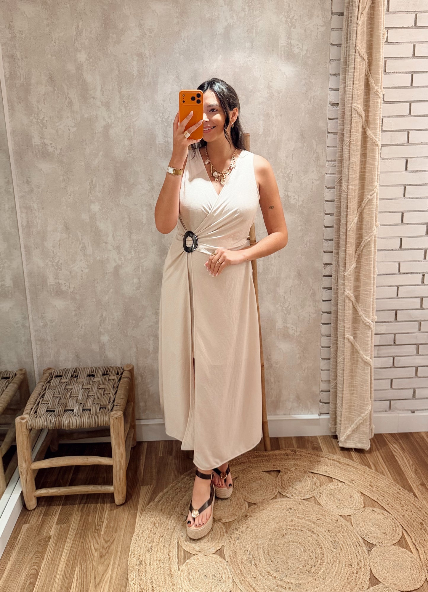 Vestido Midi Cruzado com Detalhe em Madeira