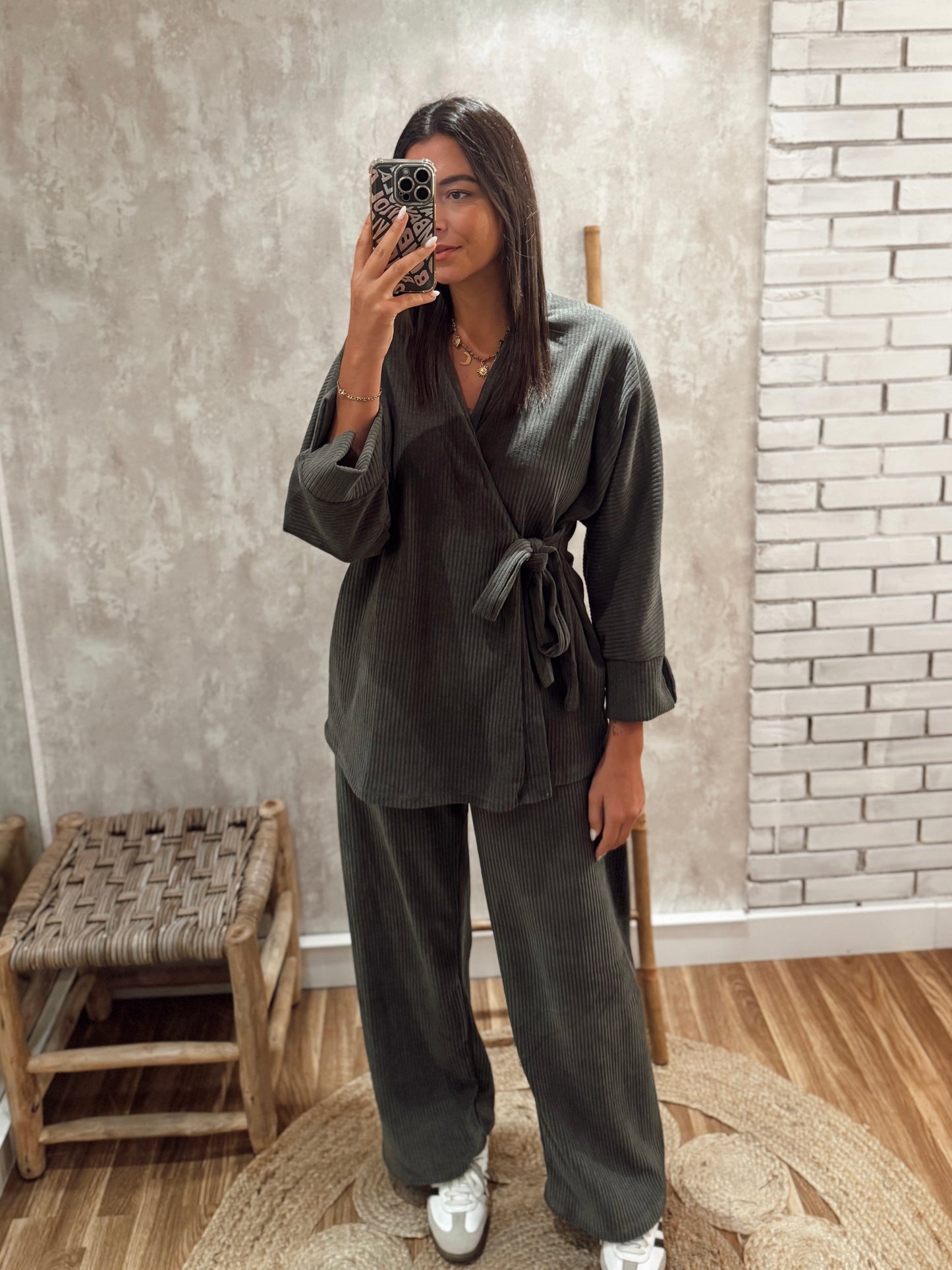 Conjunto de casaco trespassado e calça