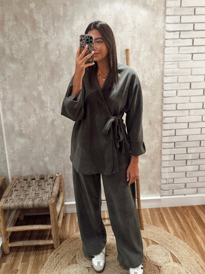 Conjunto de casaco trespassado e calça