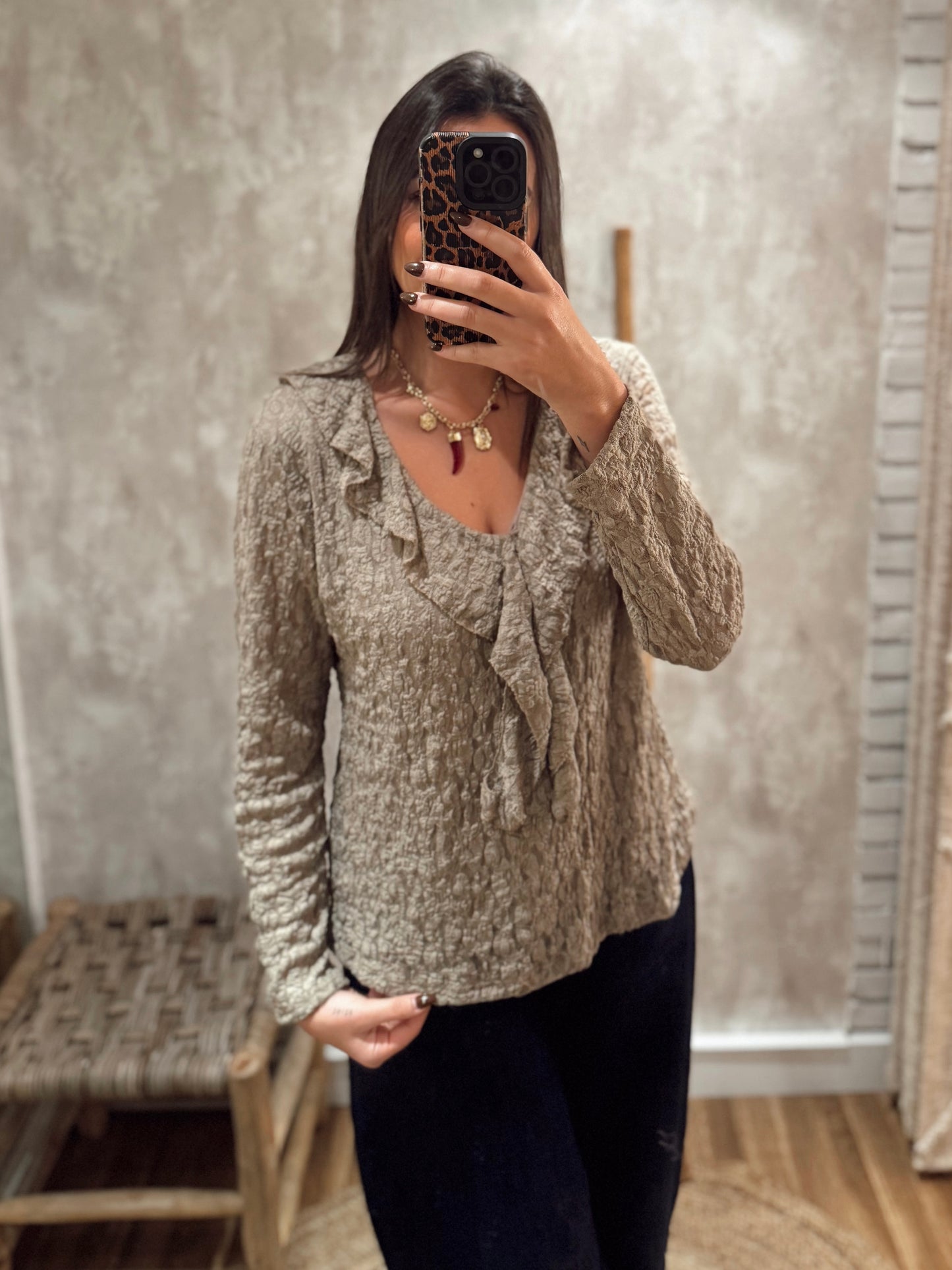 Blusa c/textura delicada e folho frontal