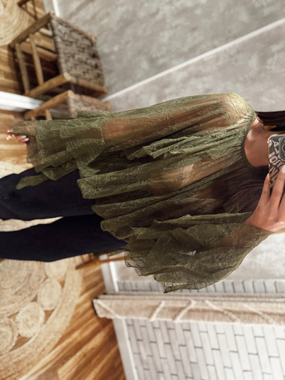 Blusa em renda transparente com folhos