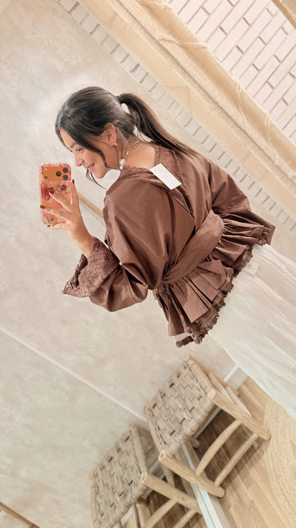 Blusa c/renda e folhos -Mochy