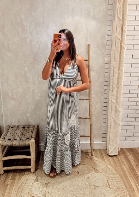 Vestido comprido c/ padrão listado e  bordados