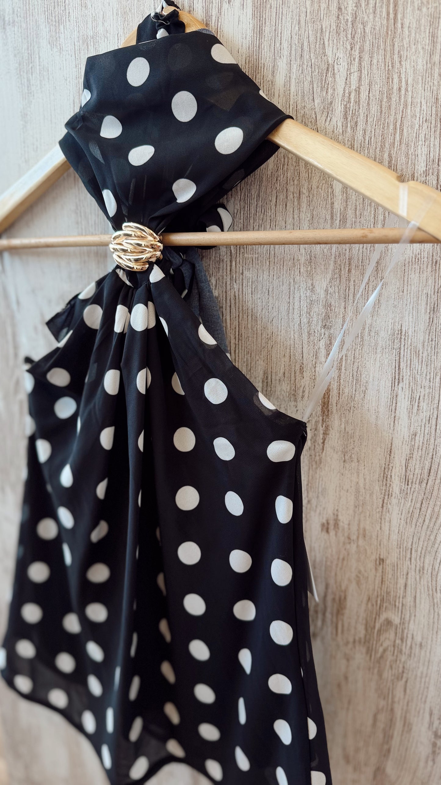 Top Fluido com Padrão de Bolinhas e Detalhe Metálico