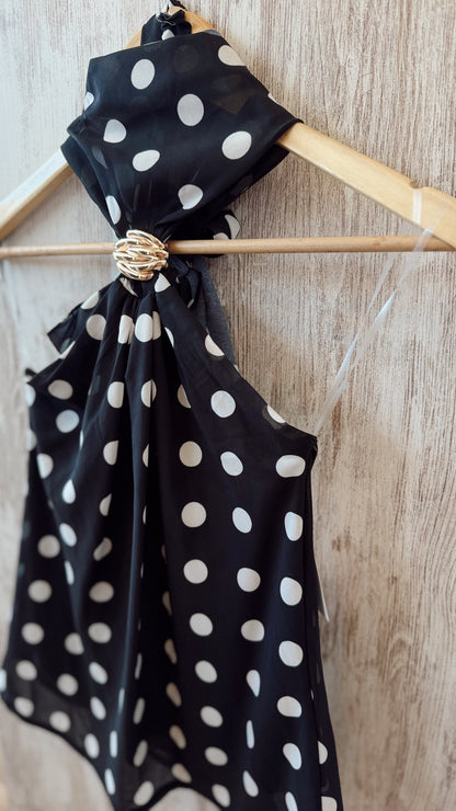Top Fluido com Padrão de Bolinhas e Detalhe Metálico