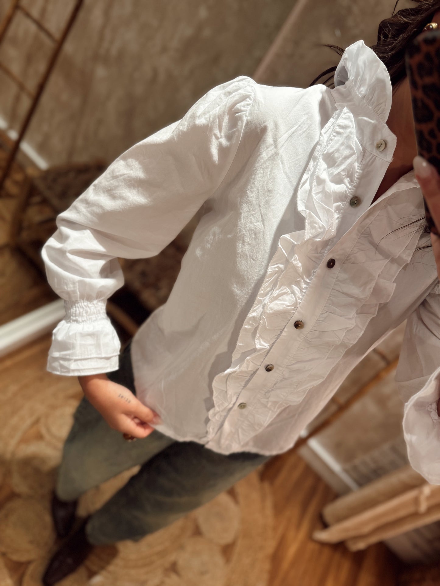 Camisa branca c/folhos frontais