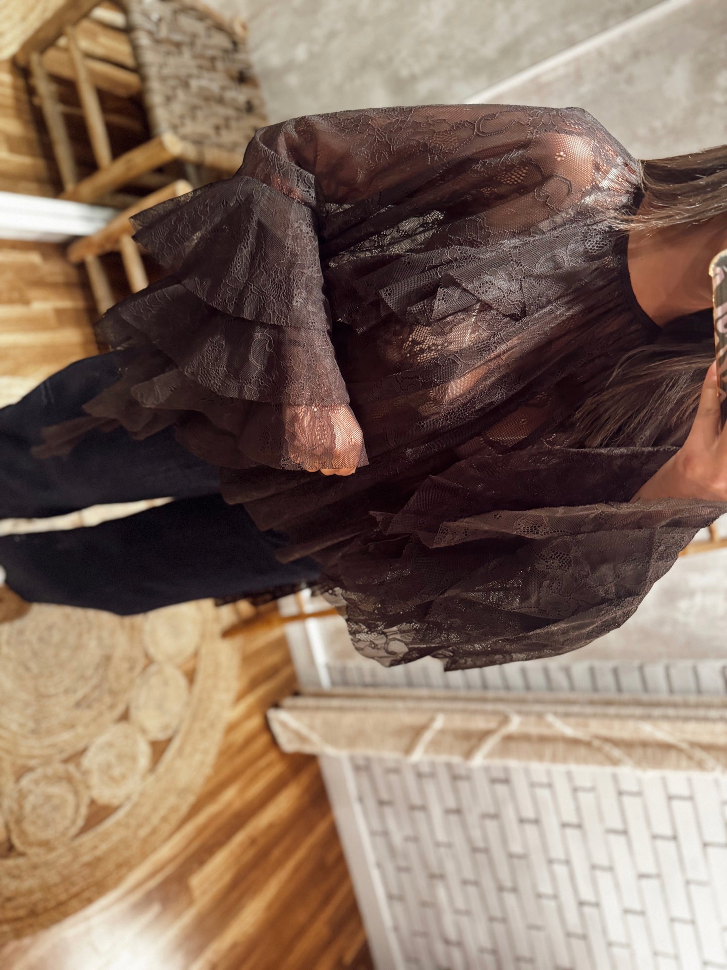 Blusa em renda transparente com folhos