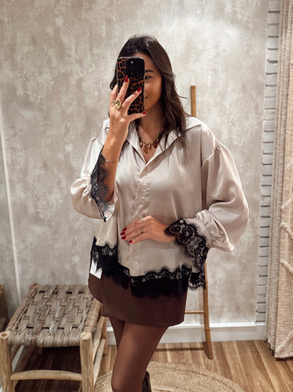 Camiseiro acetinado com renda