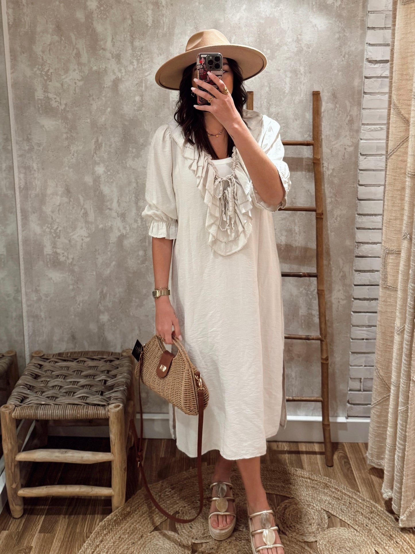 Vestido con volantes en el escote