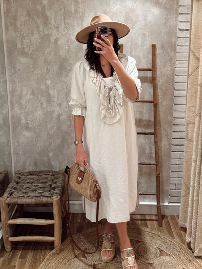 Vestido con volantes en el escote