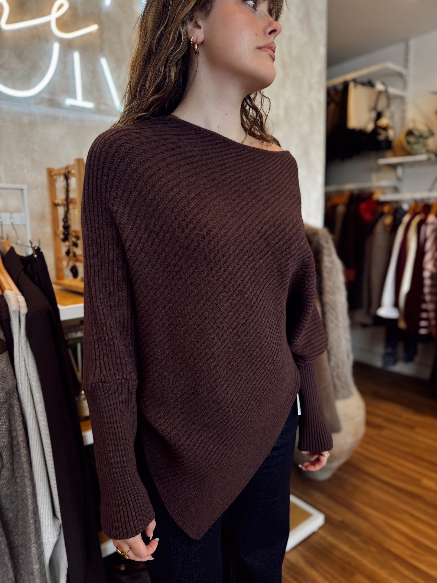 Camisola em malha macia com efeito poncho em bico