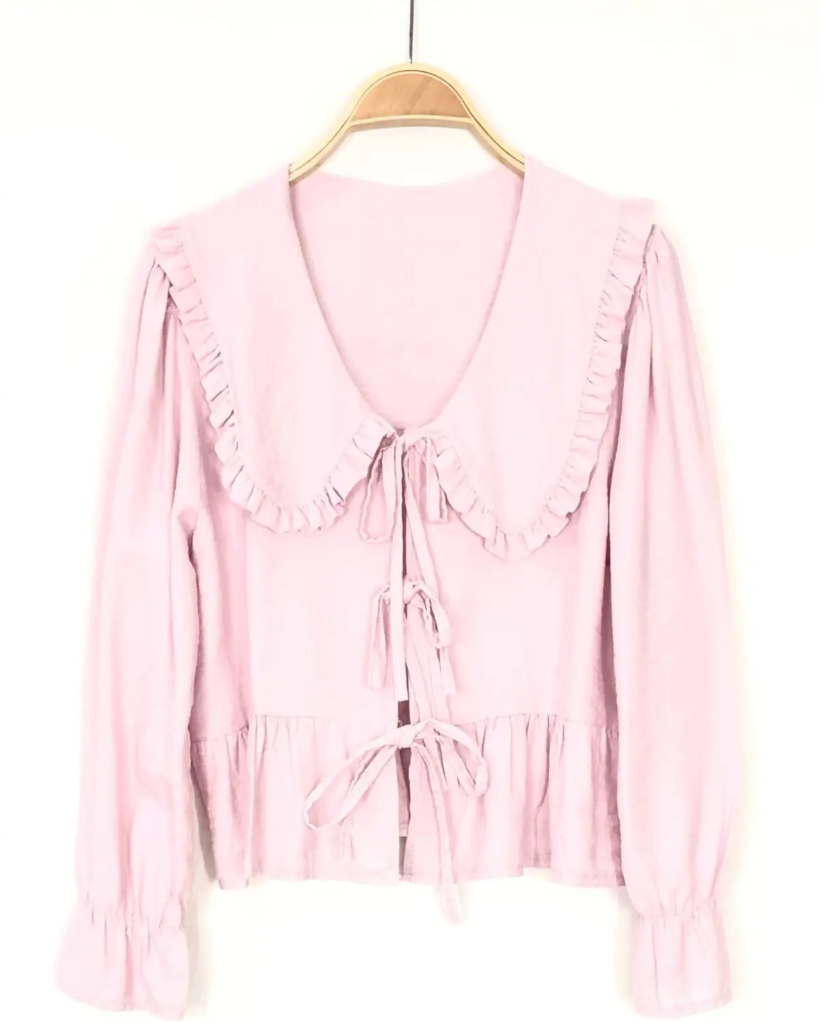 Blusa com gola babete e atilhos