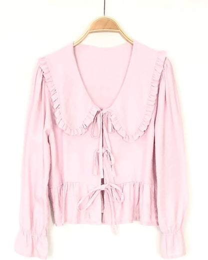 Blusa com gola babete e atilhos