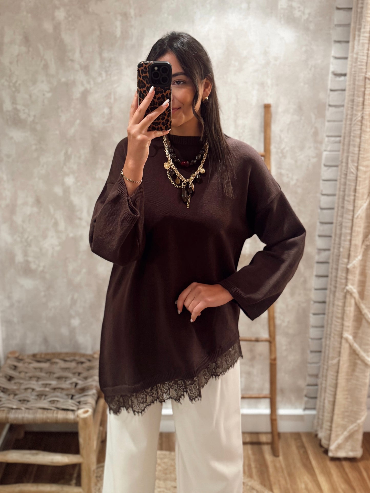 Camisola de malha assimétrica com detalhe em renda