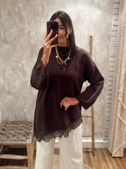 Camisola de malha assimétrica com detalhe em renda