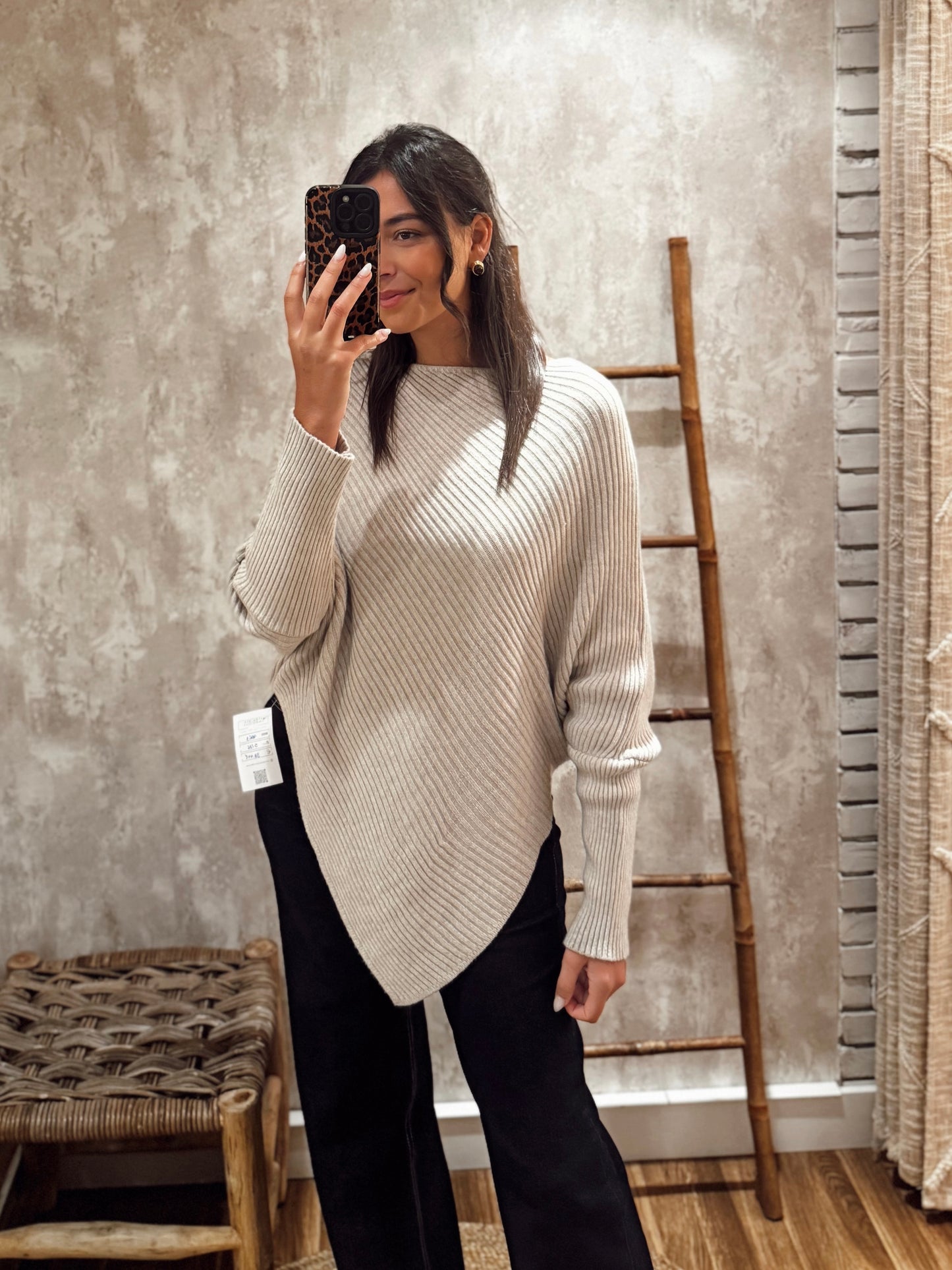 Camisola em malha macia com efeito poncho em bico