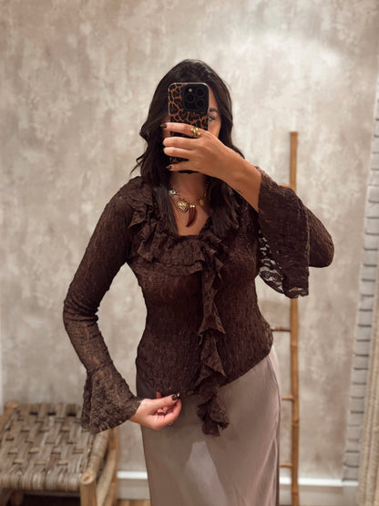 Blusa em tecido rendado com folhos