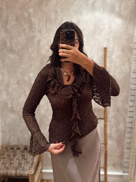 Blusa em tecido rendado com folhos