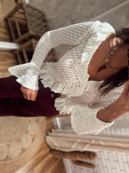 Blusa de malha rendada com folhos