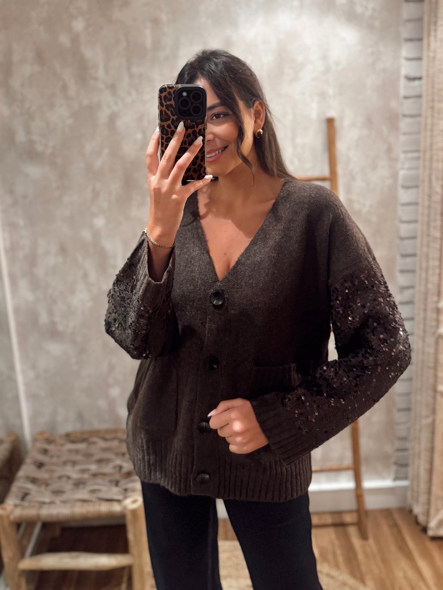 Casaco de malha c/lantejoulas nas mangas